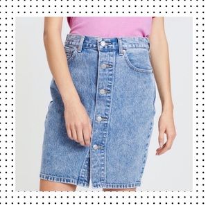 NEW Levi’s Light Wash Button Mom Denim Skirt Sz 25